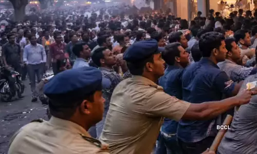 #Kerala-வை அதிரவைத்த ரூ.1 செருப்பு அறிவிப்பு..!- தள்ளுமுள்ளு, போலீஸ் தடியடியால் ரணகளமான கடை திறப்பு விழா