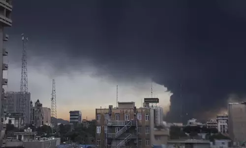 தெஹ்ரானில் பற்றி எரியும் எண்ணெய் கிடங்கு- அமில மழை எச்சரிக்கை விடுத்த #Iran