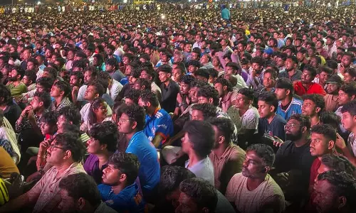 #T20WorldCup மெரினா கடற்கரையில் இந்திய அணியின் அபார ஆட்டத்தை ரசிக்கும் பொதுமக்கள்