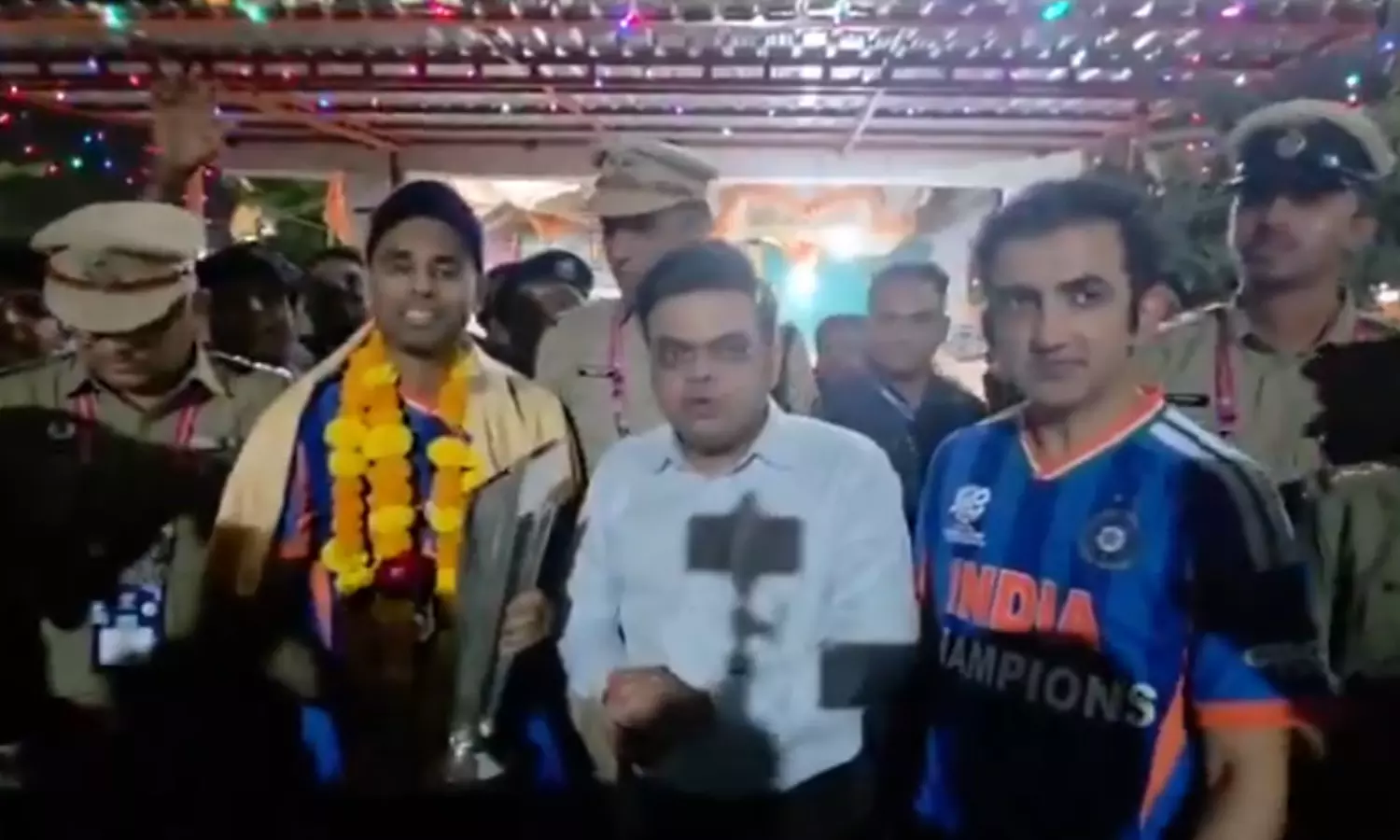 #T20WorldCup2026-கழுத்தில்-மாலை...-கையில்-டி20-உலகக்-கோப்பை...-அனுமன்-கோவிலில்-வழிபாடு-செய்த-SKY--வைரல்-வீடியோ