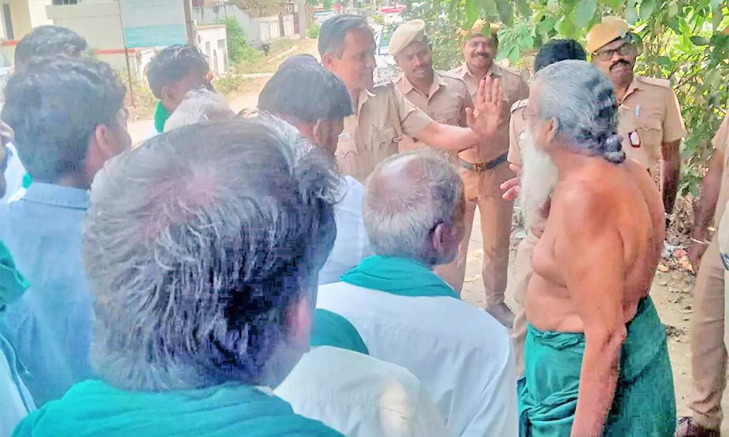 #FarmersProtest காவிரி ஆற்றில் இறங்கி போராட்டம் நடத்திய அய்யாக்கண்ணு கைது #FarmersProtest காவிரி ஆற்றில் இறங்கி போராட்டம் நடத்திய அய்யாக்கண்ணு கைது