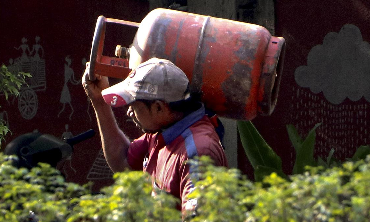 சமையல் எரிவாயு தட்டுப்பாடு- பெங்களூரில் நாளை முதல் ஓட்டல்கள் இயங்காது என அறிவிப்பு