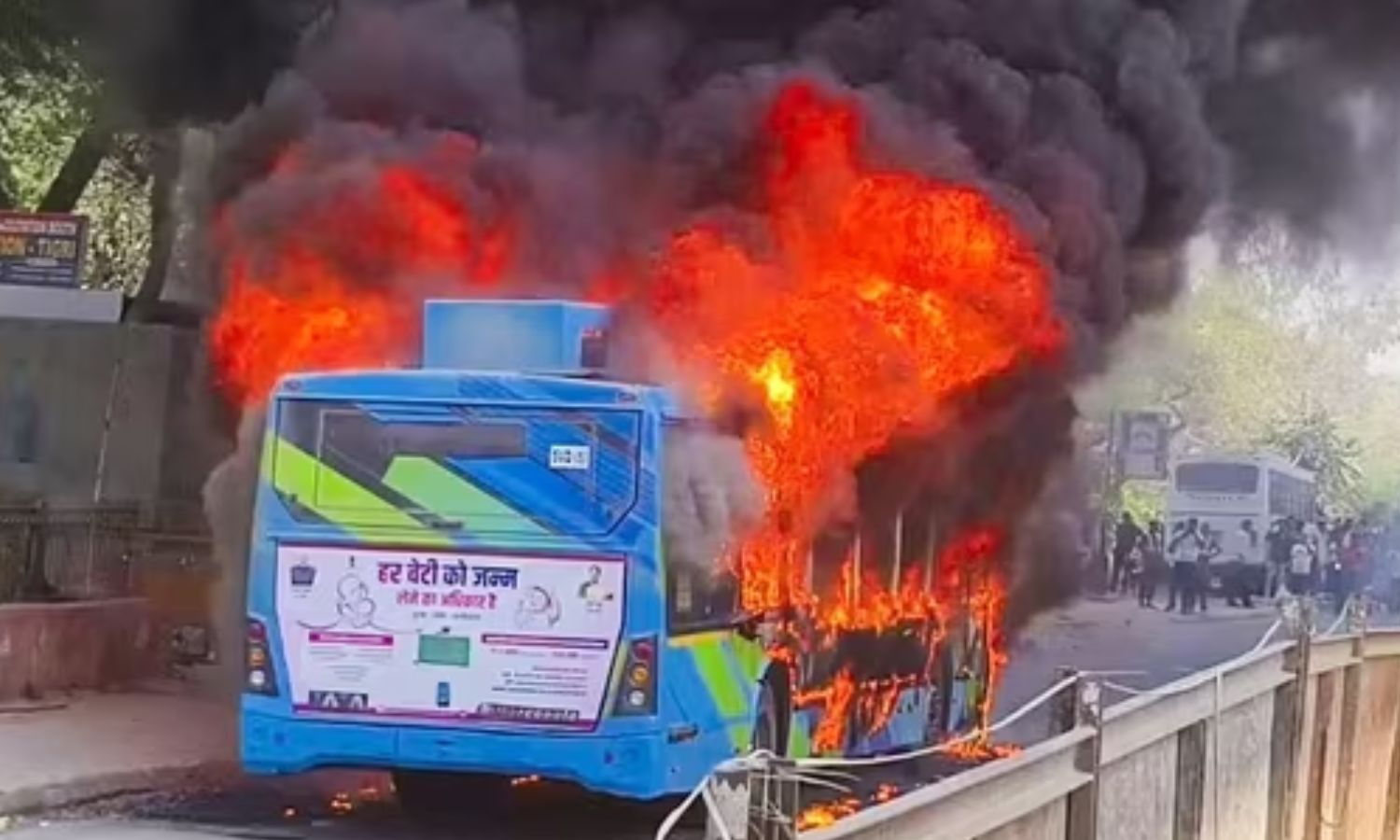 டெல்லியில் அரசுப் பேருந்து மோதி இருவர் பலி.. பேருந்தை தீவைத்து எரித்த பொதுமக்கள் | Delhi