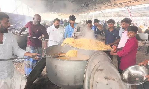 #DMK திருச்சி தி.மு.க. மாநாட்டில் பங்கேற்ற தொண்டர்களுக்கு சுடச்சுட சிக்கன் பிரியாணி, கிரேவி