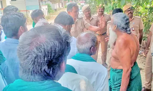 #FarmersProtest காவிரி ஆற்றில் இறங்கி போராட்டம் நடத்திய அய்யாக்கண்ணு கைது