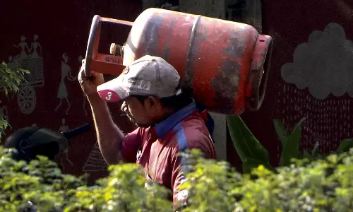 சமையல் எரிவாயு தட்டுப்பாடு- பெங்களூரில் நாளை முதல் ஓட்டல்கள் இயங்காது என அறிவிப்பு சமையல் எரிவாயு தட்டுப்பாடு- பெங்களூரில் நாளை முதல் ஓட்டல்கள் இயங்காது என அறிவிப்பு