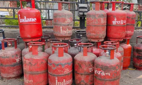 சிலிண்டர் தட்டுப்பாட்டை தடுக்க அதிரடி: இனி 25 நாட்களுக்கு ஒருமுறை மட்டுமே முன்பதிவு செய்ய முடியும் சிலிண்டர் தட்டுப்பாட்டை தடுக்க அதிரடி: இனி 25 நாட்களுக்கு ஒருமுறை மட்டுமே முன்பதிவு செய்ய முடியும்