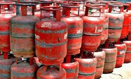 #GasShortage தமிழகத்தில் வீட்டு உபயோக சிலிண்டர்களின் நிலை குறித்து எண்ணெய் நிறுவனங்கள் விளக்கம்