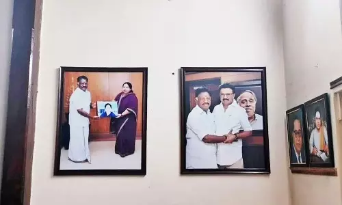 DMK | அ.தி.மு.க.வினர் கடும் கண்டனம் தெரிவித்த நிலையில் ஓ.பி.எஸ். வீட்டில் மீண்டும் ஜெயலலிதா புகைப்படம்