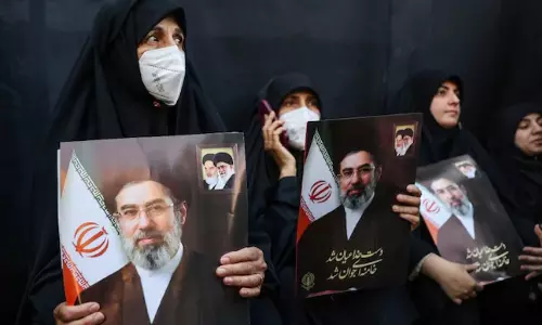 இஸ்ரேல் தாக்குதலில் கமேனியின் மகனும் காயம்? ஈரான் ஊடகங்கள் கூறுவது என்ன?