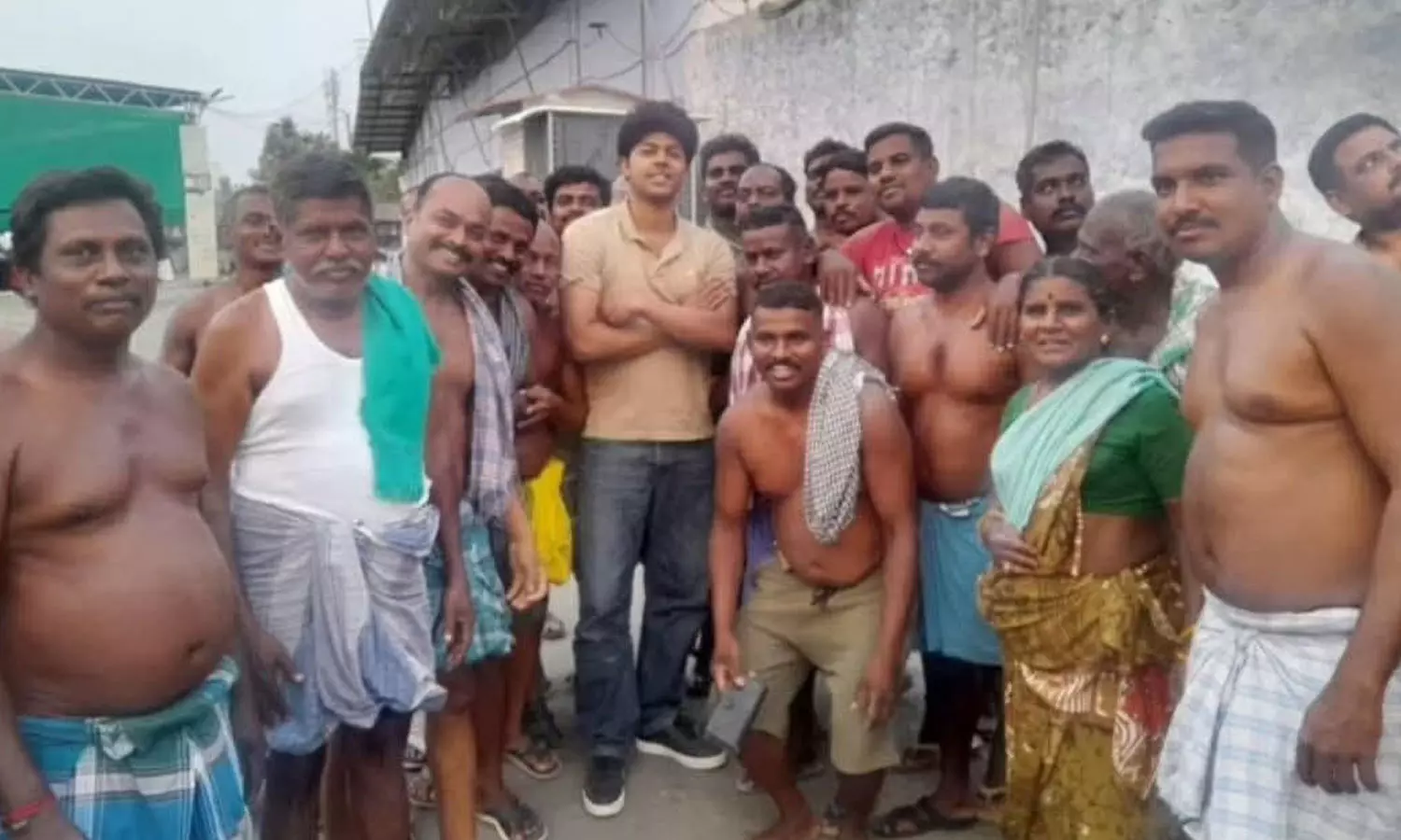 #Vijay-உச்ச-நடிகரின்-மகனா-இது?--தொழிலாளர்களுடன்-செல்ஃபி-எடுத்து-மகிழ்ந்த-ஜேசன்-சஞ்சய்