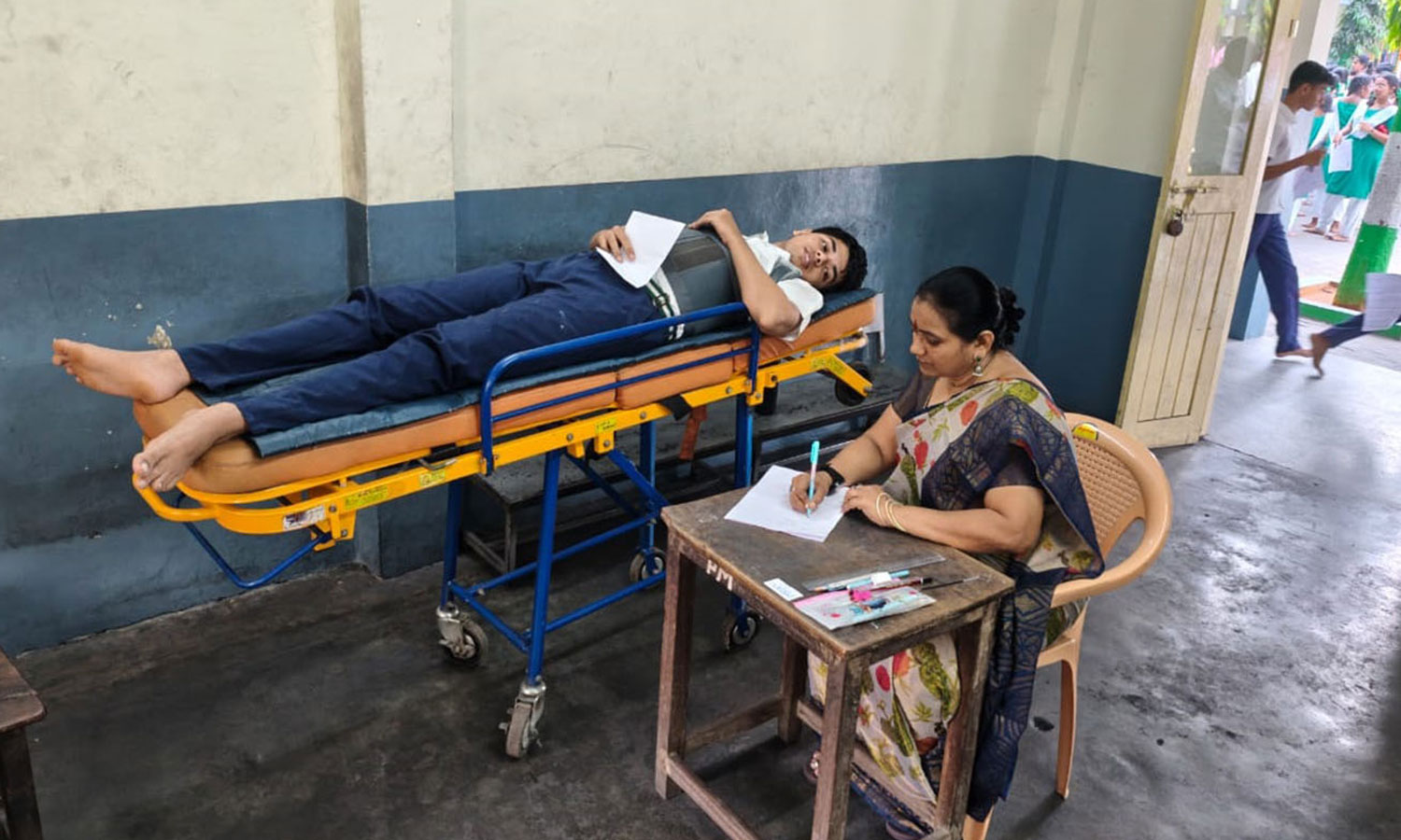 SSLC| ஸ்டிரெச்சரில் படுத்தபடி 10-ம் வகுப்பு தமிழ் பரீட்சை எழுதிய மாணவர்