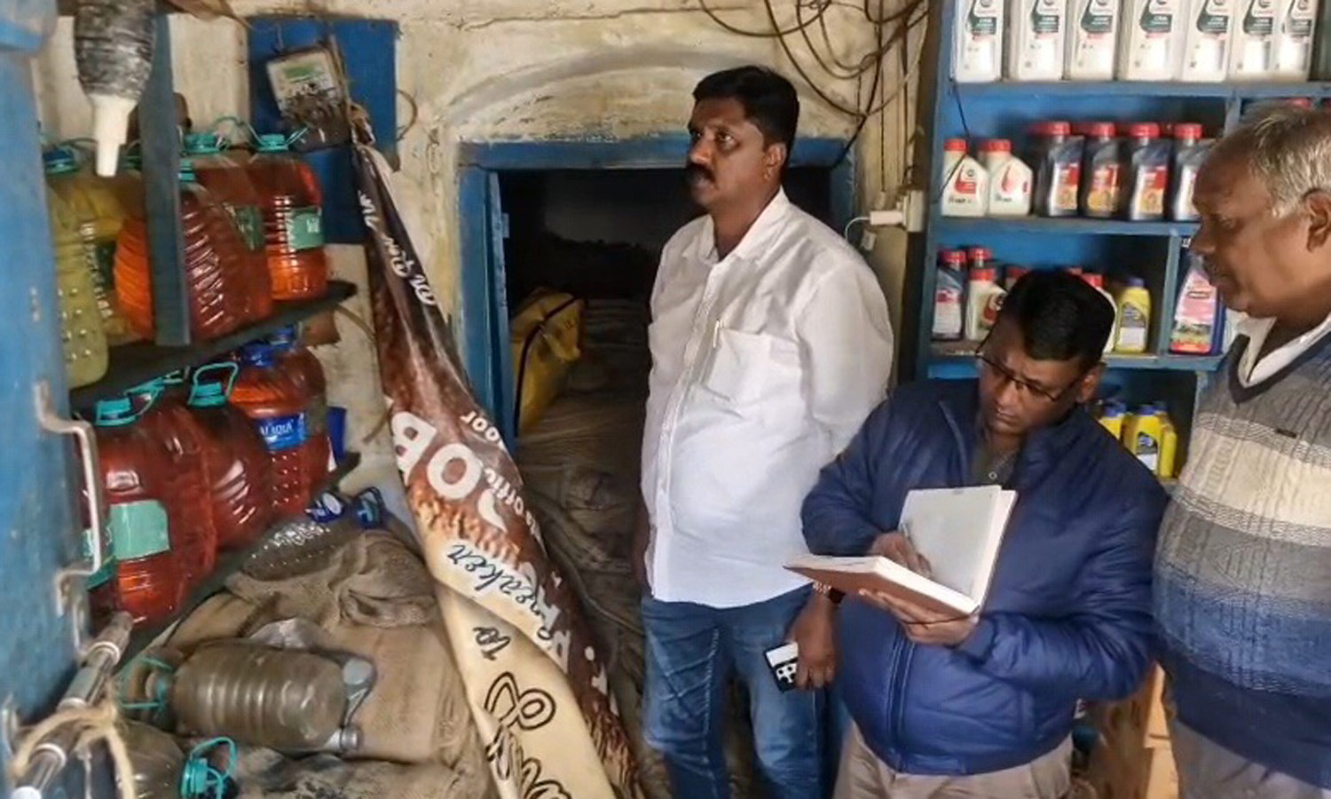 Fuel Shortage | கள்ளச்சந்தையில் விற்பனை: ஊட்டியில் கேன்களில் பதுக்கிய 200 லிட்டர் பெட்ரோல்-டீசல் பறிமுதல்