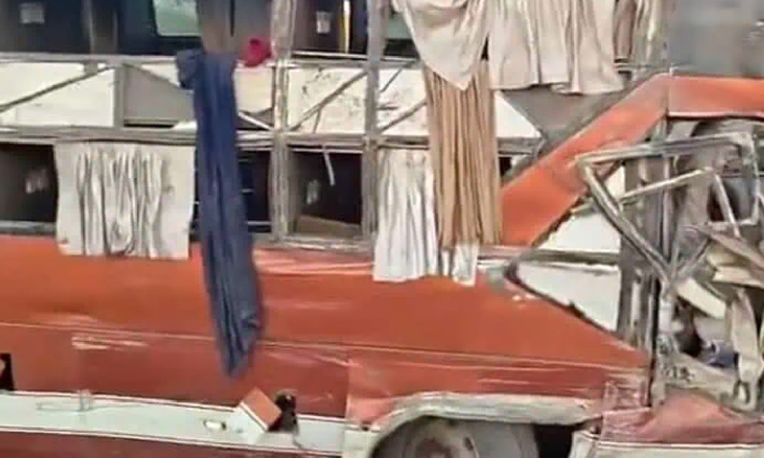 தெலுங்கானாவில் சுற்றுலா பஸ் கவிழ்ந்து 4 பேர் பலி