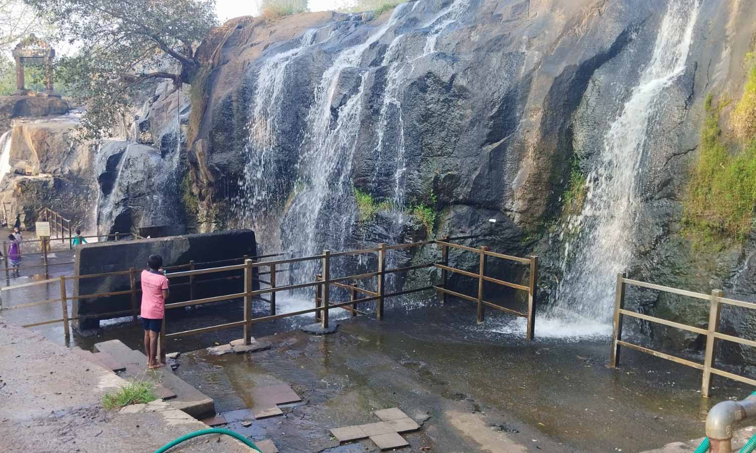 திற்பரப்பு அருவிக்கு தண்ணீர் வரத்து குறைந்தது- சுற்றுலா பயணிகள் குளிக்க முடியாமல் ஏமாற்றம்