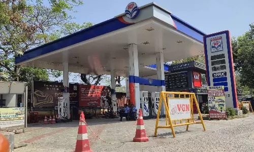 தட்டுப்பாடு வதந்தியால் 3-வது நாளாக கூட்டம்: பாட்டில்களில் பெட்ரோல் விற்பதற்கு தடை: பங்க்குகளுக்கு அதிரடி உத்தரவு