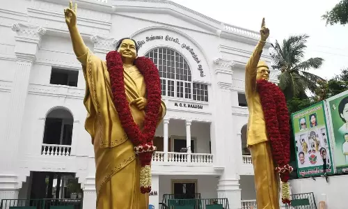 மறைந்த ஜெயலலிதா... உடைந்த அதிமுக... பெருகும் கட்சிகள்... தற்போதுவரை 8!