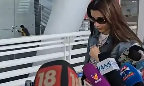 Trisha | விஜய் குறித்து கேள்வி: பதிலளிக்காமல் மவுனமாக நடந்து சென்ற திரிஷா