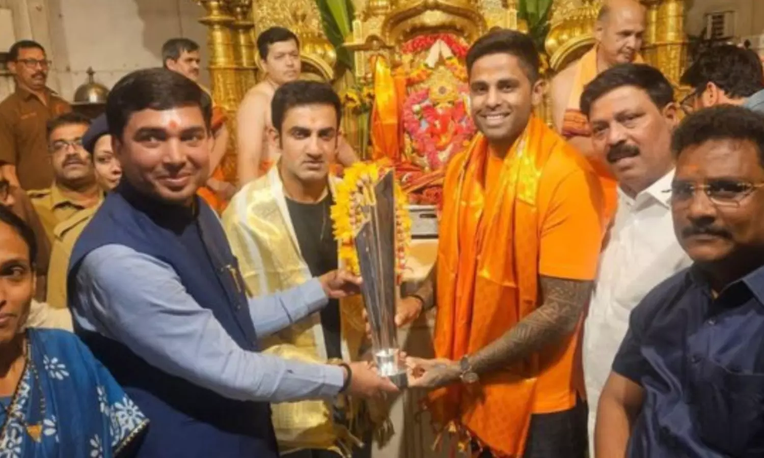 Video:-டி20-உலகக்-கோப்பையுடன்-கோவிலில்-சாமி-தரிசனம்-செய்த-சூர்யகுமார்--கம்பீர்