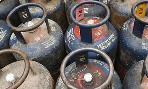 LPG Shortage| கியாஸ் சிலிண்டர் தட்டுப்பாடு: நீலகிரியில் ஓட்டல்கள், கடைகள் மூடப்படும் அபாயம்