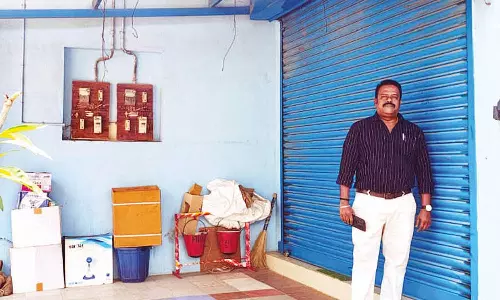 Gas Shortage | சிலிண்டர்கள் பதுக்கி வைத்து விற்பனை: திருப்பூரில் கியாஸ் நிறுவனத்துக்கு சீல்