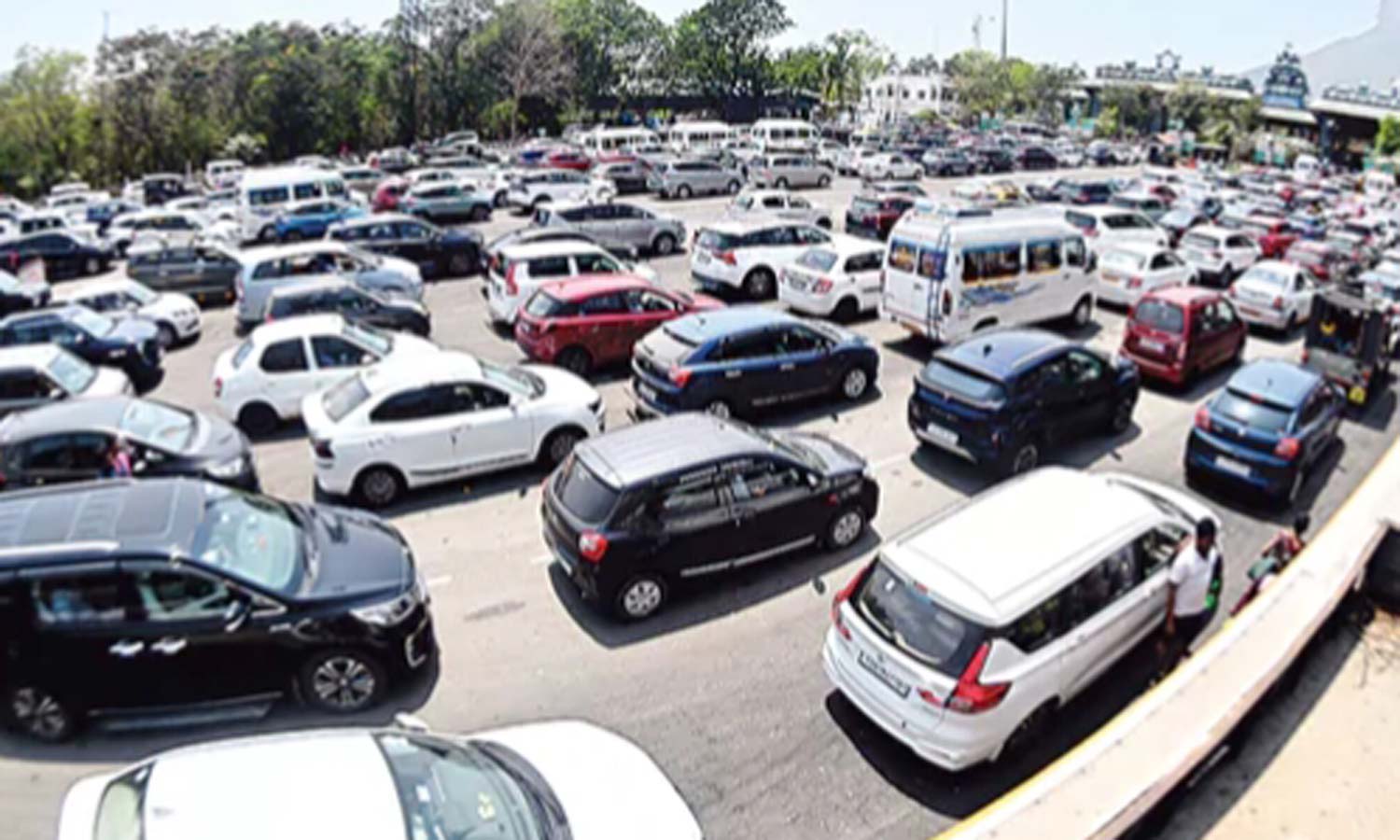 திருப்பதியில் பக்தர்கள் கூட்டம் அதிகரிப்பு- 3 கிலோ மீட்டர் தூரம் வரிசையில் காத்திருந்து தரிசனம்| Tirupati Temple