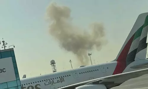 Iran Attack | துபாய் விமான நிலையம் அருகே ஈரான் டிரோன் தாக்குதல் - விமான சேவைகள் ரத்து